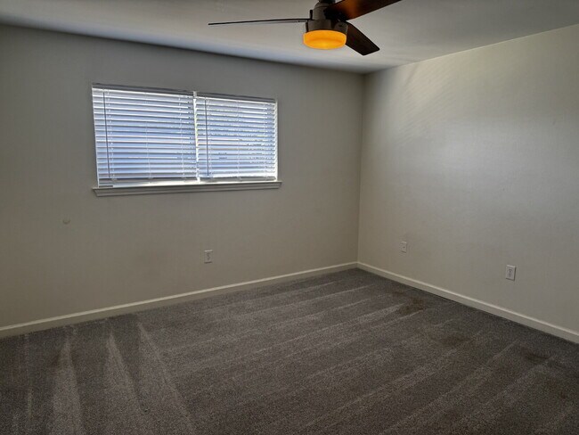Building Photo - "Charming 2-Bed Townhouse in Mary Esther!"