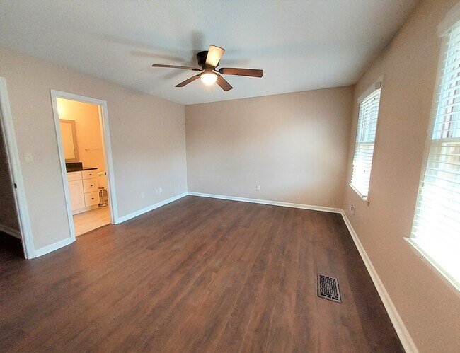 Building Photo - 11531 Jade Ln SE