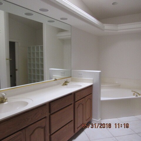 Building Photo - 3 Bedroom 2 bathroom 3 car garage
