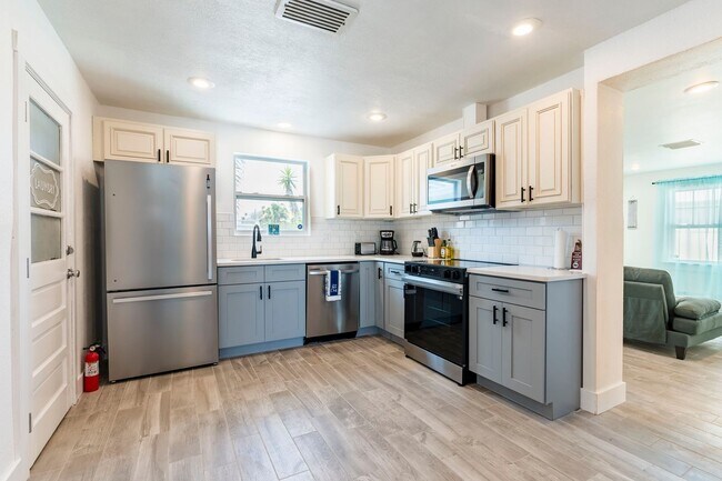 Building Photo - Fully Renovated Beachside Beauty – Walk to the Sand