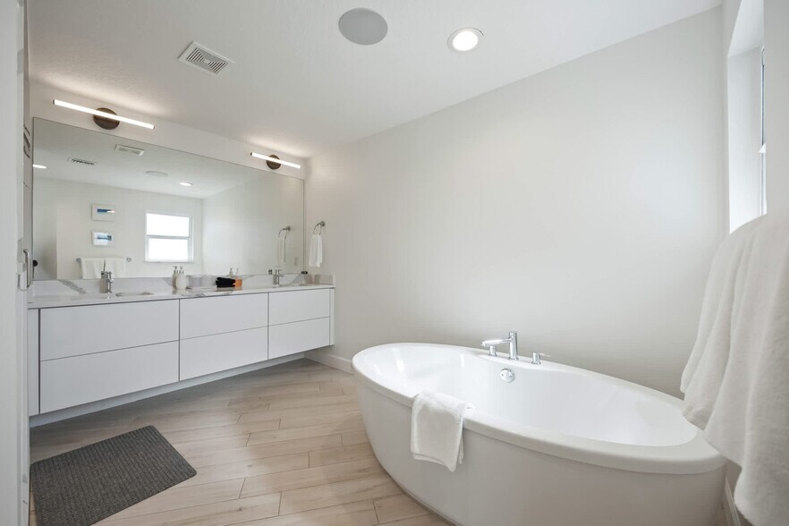 Building Photo - 220 June Dr