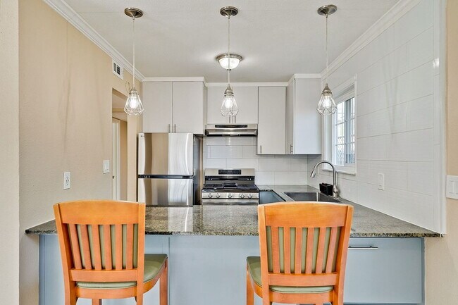 Building Photo - "Charming 2-Bedroom Retreat with 1100 Sq Ft of Comfort in Santa Clara!"