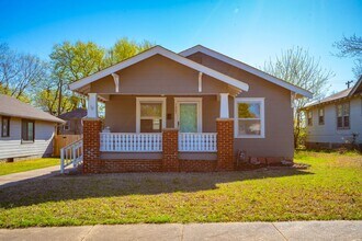 Building Photo - Updated 2 Bed, 1.5 Bath in Tulsa!