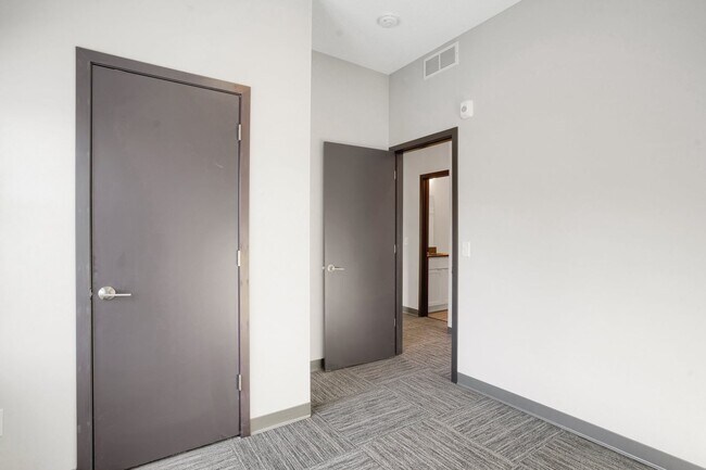 Building Photo - Spacious Brand New 8 Bed + 4 Bath near U of M!