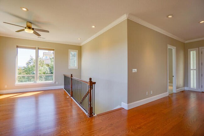 Building Photo - FOUR BEDROOM HOUSE IN LACAMAS SHORES WINTE...