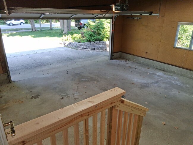 Building Photo - Beautiful 3-Bedroom Home with Pool on Lakeshore Drive