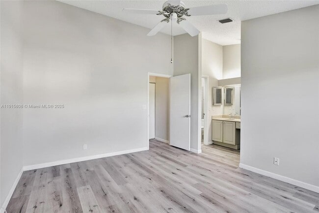 Building Photo - 4615 Carambola Cir S