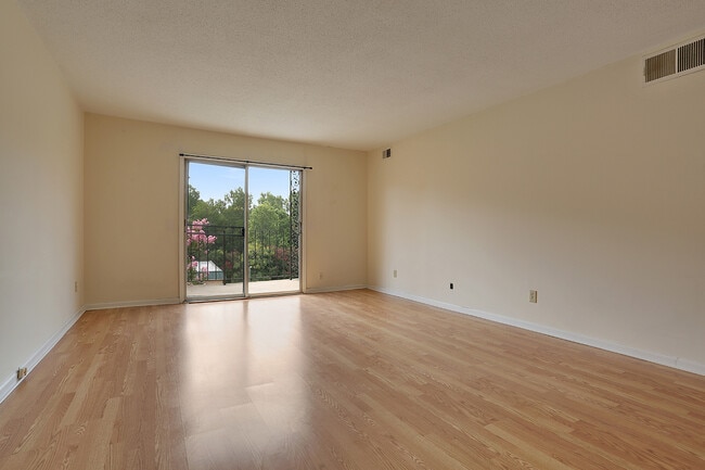 Building Photo - 4735 Hedgemore Dr