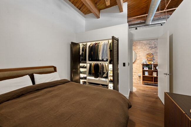 Building Photo - 1040 W Adams St