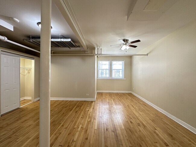 Building Photo - 4824 W Addison St