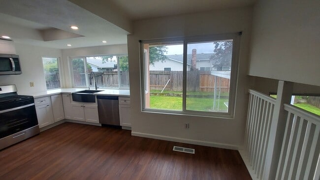 Building Photo - Spacious 4 bedroom, 3 bath home Tri-level in the Scottsdale East Area between Florin Rd and Gerbe...