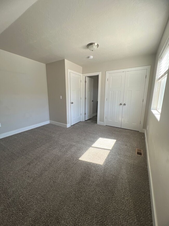 Building Photo - Cute and Spacious! Available Now!