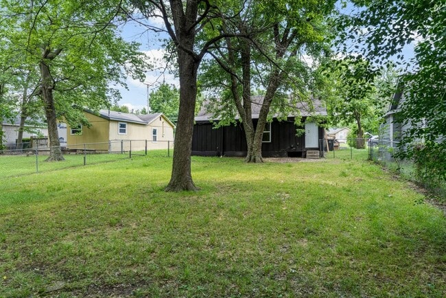 Building Photo - 320 E Greeley St