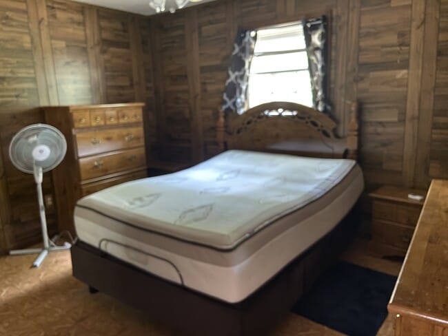 Building Photo - 18601 Honeysuckle Ln