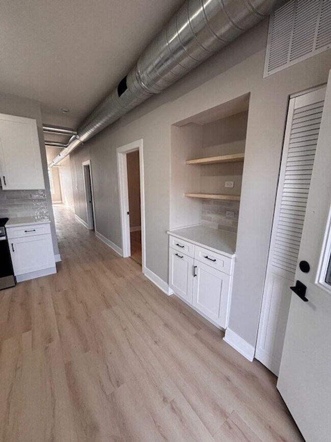 Building Photo - Beautifully remodeled modern 3 bedroom 2 bath unit