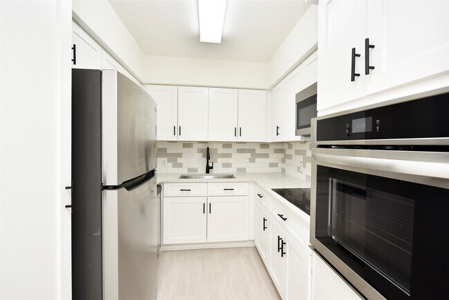 Building Photo - 2600 Bellefontaine St