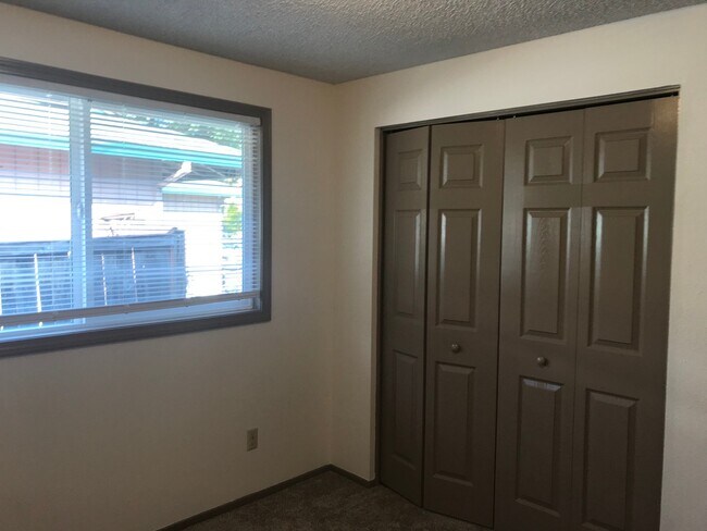 Building Photo - 129 NE Kingwood Dr