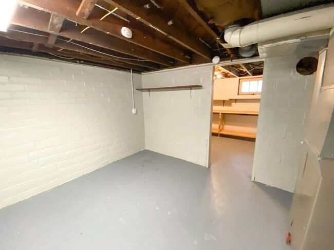 Building Photo - Three Bedroom Two Bathroom House For Rent