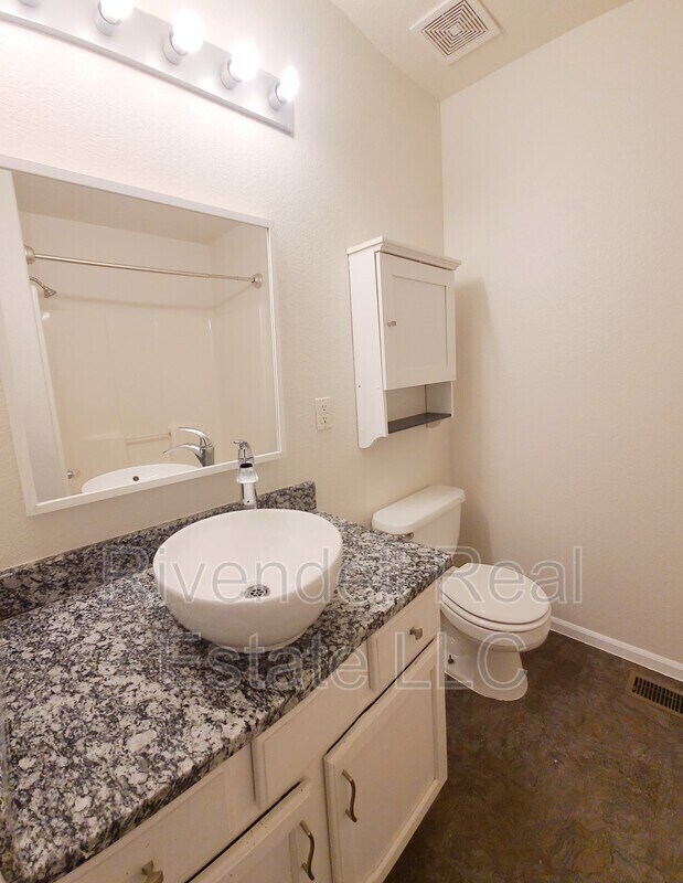 Building Photo - 2044 Oakcrest Cir