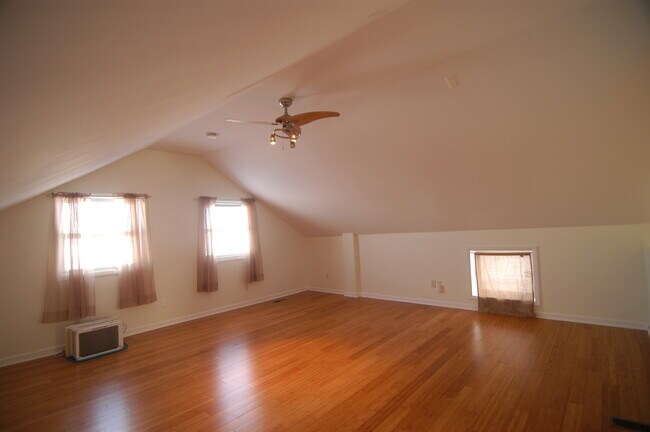 Building Photo - 7099 Lakeshore Rd