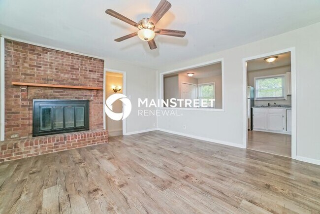 Building Photo - 3 Bedroom Pet-Friendly Home in Knoxville, TN with Main Street Renewal