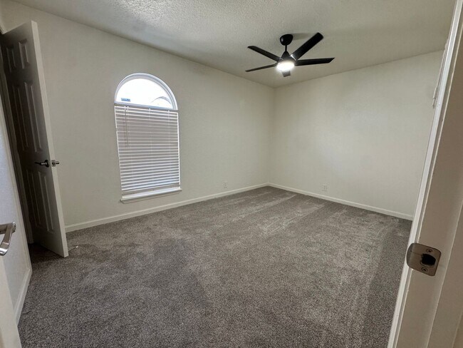 Building Photo - Academy Acres North 3 Bed Ready Now!