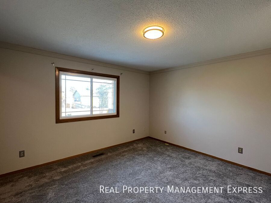 Building Photo - Charming 4 bed 2 Bath Home!