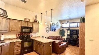 Building Photo - 2450 S White Mountain Rd