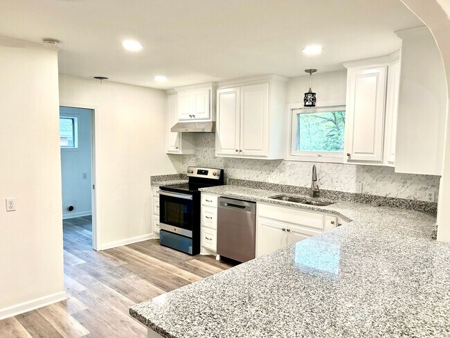 Building Photo - Beautifully Remodeled Home in Mountainview Area