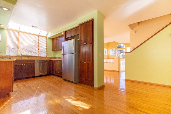Building Photo - Tri-Level 3 bedroom 3 bath Home in Heart o...
