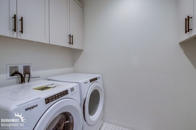Building Photo - Newly Built 3Bdm 2.5Ba Home with Modern Fe...