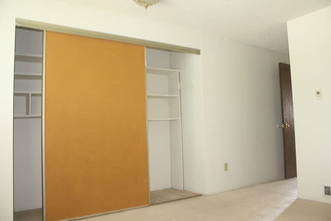 Building Photo - Top floor, 2drm, 2 full bath, open floor plan, pool, water, sewer, garbage included in rent