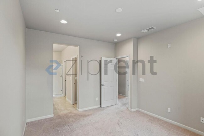 Building Photo - 2077 Kiwi Walkway