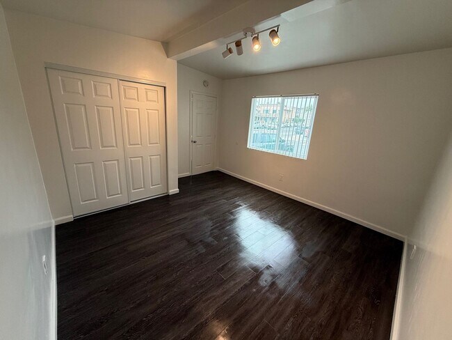 Building Photo - La Jolla Mesa Drive 1 Bed/1 Bath