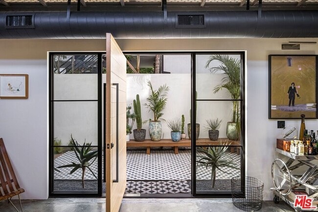 Building Photo - 913 Milwood Ave