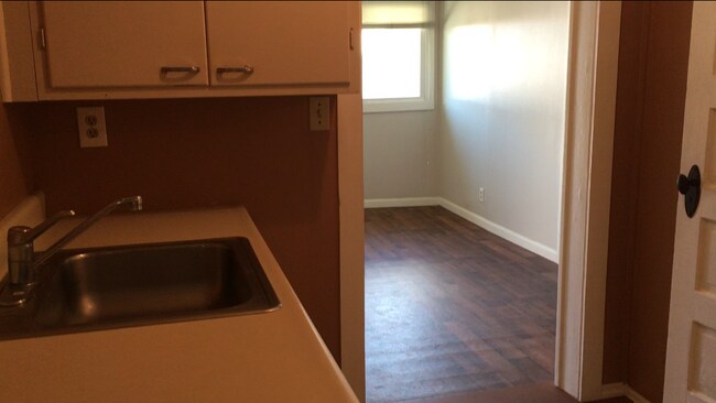 Building Photo - 1 Bedroom Unit in Triplex  Near Downtown and Campus