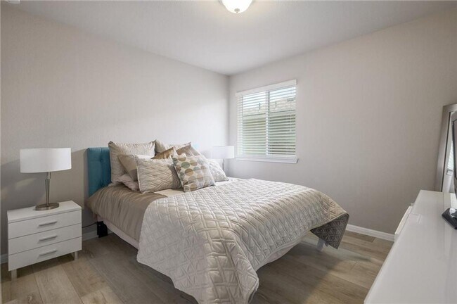 Building Photo - Spacious & Beautiful 3/BR 2/BA Home with E...