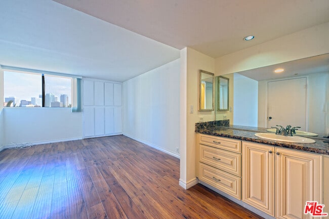 Building Photo - 10535 Wilshire Blvd