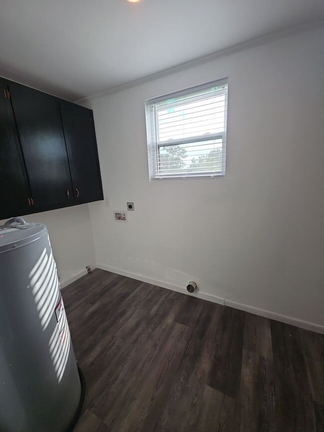 Building Photo - Single-Level 3 Bedroom Home with Hardwood Floors, Stainless Appliances, and Backyard in Crossville