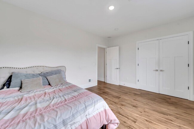 Building Photo - 285 JULIANNE Ter