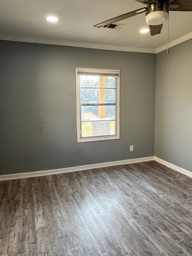 Building Photo - 2635 Royal St