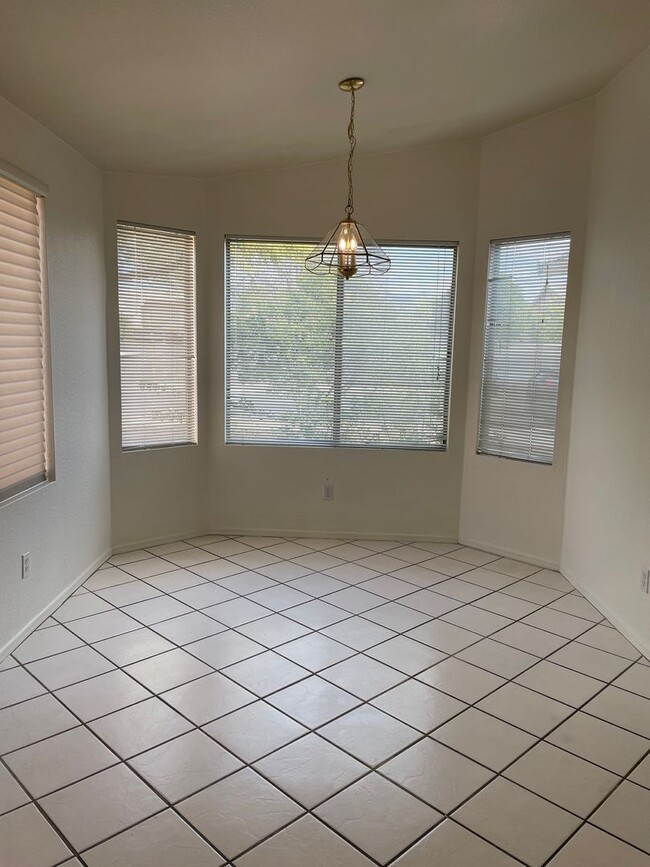 Building Photo - Large 3 Bedroom! Master Bedroom w/ Sitting Room!