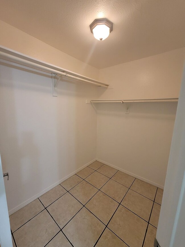 Building Photo - Single-Story 1-Bedroom Condo in a Highland...