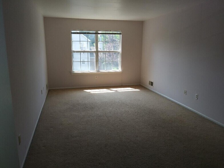 Master bedroom 2 - 424 Lackland Ave