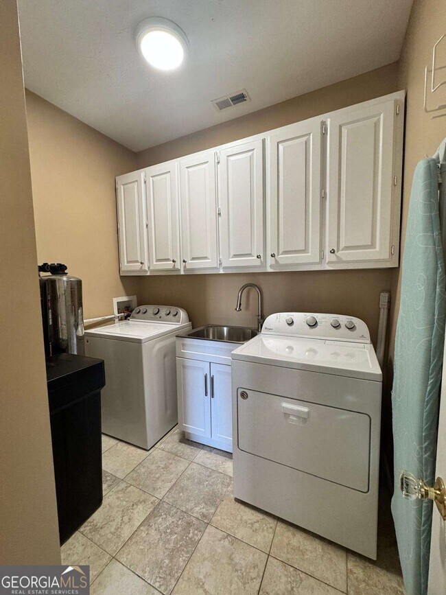 Building Photo - 1230 St Ives Ct