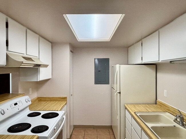 Building Photo - Updated 2 Bed/2 Bath Aurora Condo – Fireplace, Washer/Dryer, Community Perks!