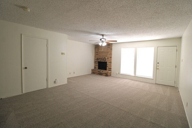 Building Photo - 1327 Julienne Pl