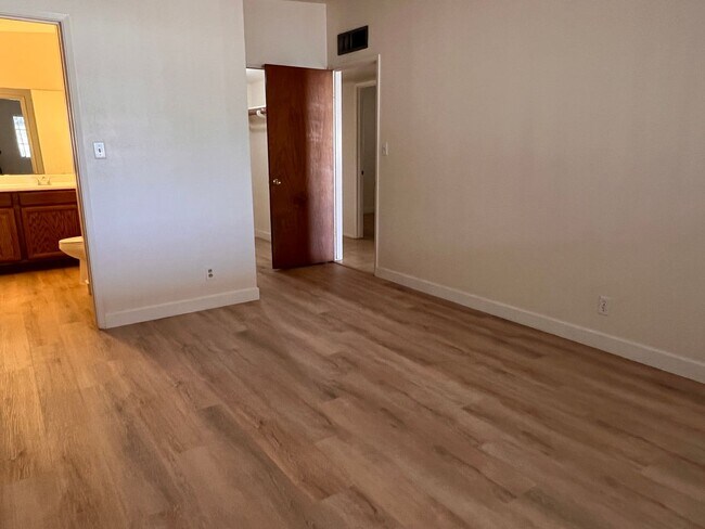 Building Photo - Scottsdale 4 Bed. 1.75 Bath located In Tow...