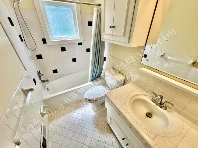 Building Photo - Lovely Home In Nall Hills-Available NOW!