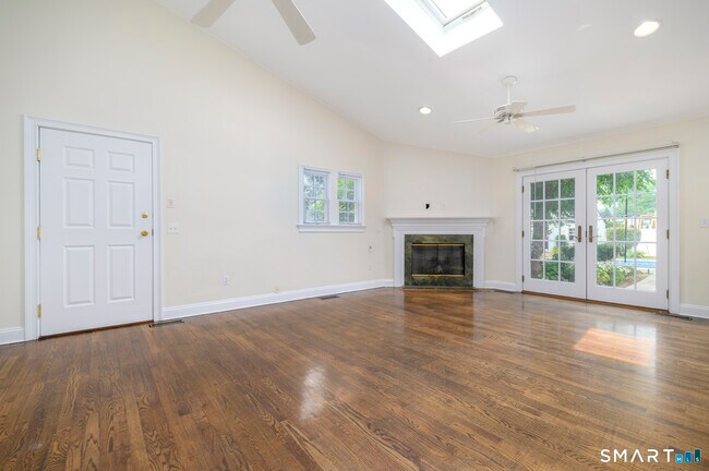 Building Photo - 18 Elm Tree Pl